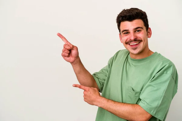 Giovane Uomo Caucasico Isolato Sfondo Bianco Eccitato Indicando Con Indici — Foto Stock