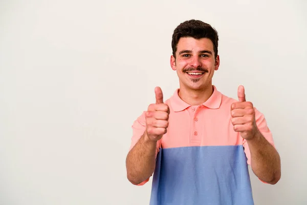 Νεαρός Καυκάσιος Άνδρας Απομονωμένος Λευκό Φόντο Χαμογελώντας Και Υψώνοντας Τον — Φωτογραφία Αρχείου