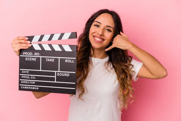 Mulher Mexicana Jovem Segurando Clapperboard Isolado Fundo Rosa Mostrando Gesto — Fotografia de Stock