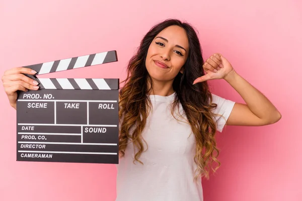 Mujer Mexicana Joven Sosteniendo Clapperboard Aislado Sobre Fondo Rosa Siente —  Fotos de Stock