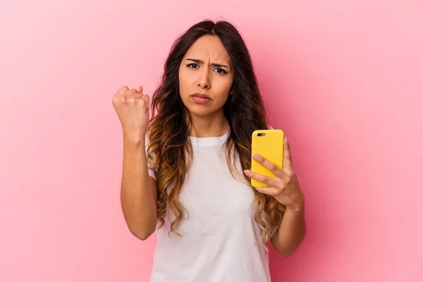 Mladá Mexická Žena Drží Mobilní Telefon Izolovaný Růžovém Pozadí Ukazující — Stock fotografie