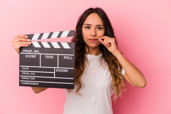 Mulher Mexicana Jovem Segurando Clapperboard Isolado Fundo Rosa Com Dedos — Fotografia de Stock