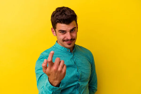 Młody Mężczyzna Rasy Kaukaskiej Odizolowany Żółtym Tle Wskazujący Palcem Ciebie — Zdjęcie stockowe
