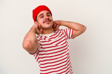 Beyaz arka planda izole edilmiş genç beyaz adam kollarını uzatıyor, rahat bir konumda..