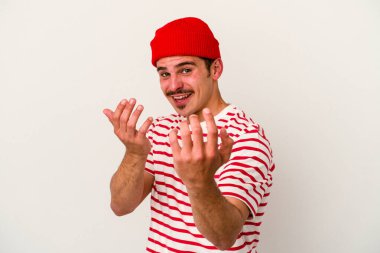 Beyaz arka planda izole edilmiş genç beyaz bir adam seni işaret ediyor. Sanki davet ediliyormuş gibi..