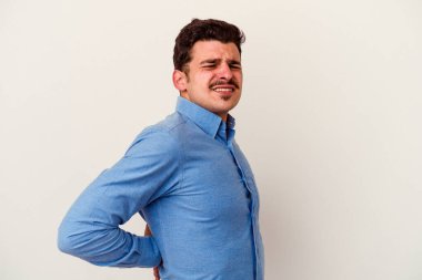Beyaz arka planda izole edilmiş beyaz bir adam sırt ağrısı çekiyor..