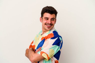 Beyaz arka planda izole genç beyaz adam gülüyor ve eğleniyor..