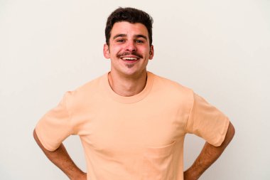 Beyaz arka planda izole edilmiş beyaz bir adam. Kendine güveniyor. Kalçaları tutuyor..