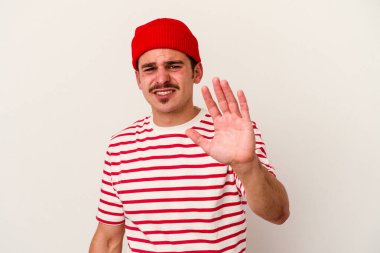 Beyaz arka planda izole edilmiş genç beyaz bir adam tiksinti belirtisi gösteren birini reddediyor..