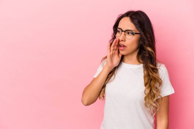 Pembe arka planda izole edilmiş genç Meksikalı kadın gizli bir sıcak fren haberinin olduğunu söylüyor.