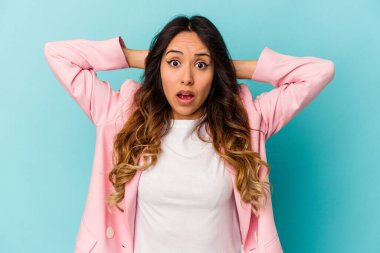 Mavi arka planda izole edilmiş genç Meksikalı kadın çığlık atıyor, çok heyecanlı, tutkulu, bir şeyden memnun..