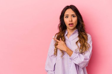 Pembe arka planda izole edilmiş genç Meksikalı kadın...