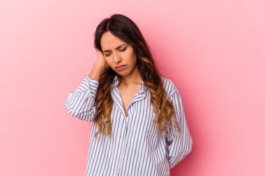 Pembe arka planda izole edilmiş genç Meksikalı kadın. Sıkılmış, yorgun ve dinlenmeye ihtiyacı var..