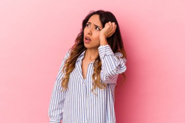 Pembe arka planda izole edilmiş genç Meksikalı kadın şok geçiriyordu. Önemli bir buluşmayı hatırladı..