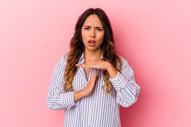 Pembe arka planda izole edilmiş genç Meksikalı kadın bir mola hareketi gösteriyor..