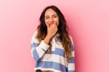 Pembe arka planda izole edilmiş genç Meksikalı kadın iki seçenek arasında şüphe duyuyor.