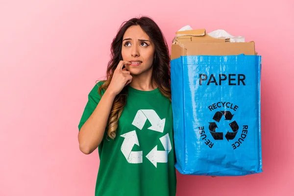 Mujer Mexicana Joven Reciclando Cartón Aislado Sobre Fondo Rosa Relajado — Foto de Stock