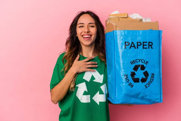 Mladá Mexická Žena Recyklace Karton Izolované Růžovém Pozadí Hlasitě Směje — Stock fotografie