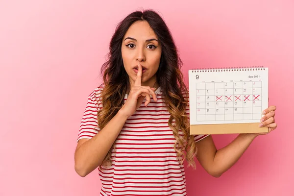 Giovane Donna Messicana Che Tiene Calendario Isolato Sfondo Rosa Mantenendo — Foto Stock