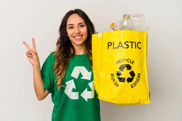 Mulher Mexicana Jovem Reciclagem Plástico Isolado Fundo Branco Alegre Despreocupado — Fotografia de Stock