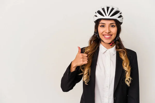 자전거를 다니는 멕시코 여자가 배경에서 웃음을 엄지손가락을 치켜올리며 일하기 자전거를 — 스톡 사진
