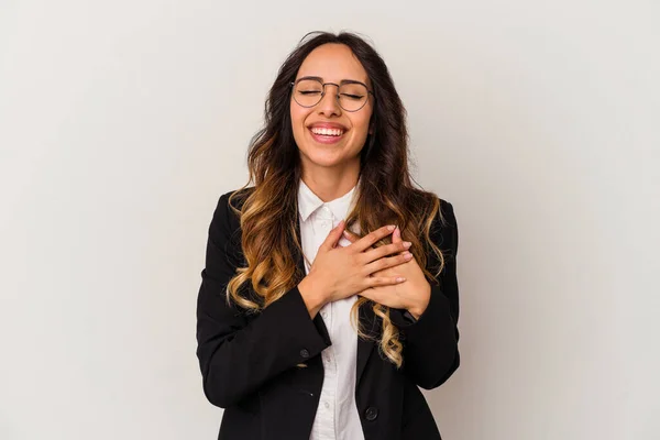 Jonge Mexicaanse Zakenvrouw Geïsoleerd Witte Achtergrond Lachen Houden Handen Het — Stockfoto