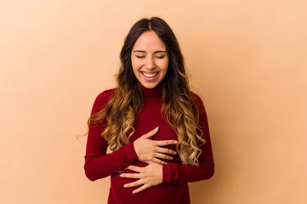 Jonge Mexicaanse Zwangere Vrouw Geïsoleerd Beige Achtergrond Lacht Gelukkig Heeft — Stockfoto