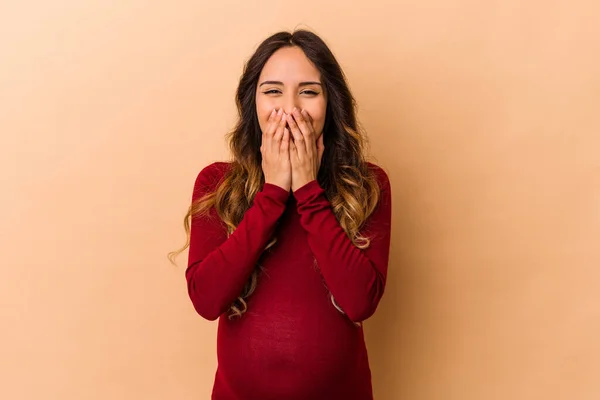 Jonge Mexicaanse Zwangere Vrouw Geïsoleerd Beige Achtergrond Lachen Iets Bedekken — Stockfoto