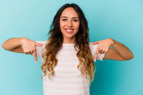 Jonge Mexicaanse Vrouw Geïsoleerd Blauwe Achtergrond Punten Naar Beneden Met — Stockfoto