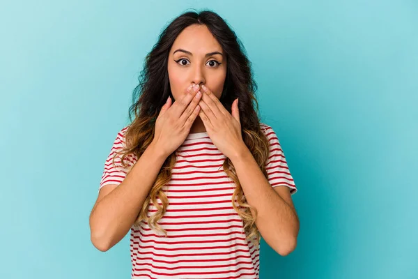 Young Mexican Woman Isolated Blue Background Shocked Covering Mouth Hands — Stock Photo, Image