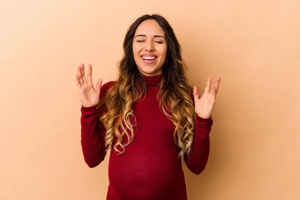 Ung Mexikansk Gravid Kvinna Isolerad Beige Bakgrund Glad Skrattar Mycket — Stockfoto