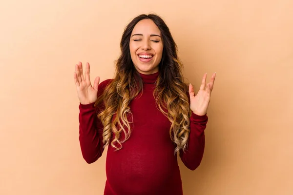 Jovem Mexicana Grávida Isolado Fundo Bege Alegre Rindo Muito Conceito — Fotografia de Stock