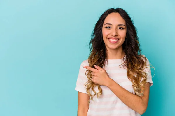 Joven Mexicana Aislada Sobre Fondo Azul Sonriendo Señalando Lado Mostrando — Foto de Stock