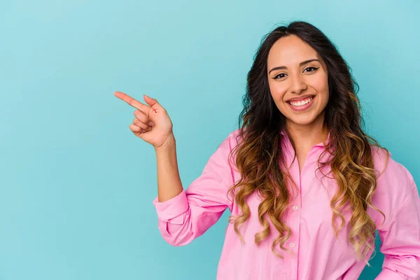 Joven Mexicana Aislada Sobre Fondo Azul Sonriendo Alegremente Señalando Con — Foto de Stock