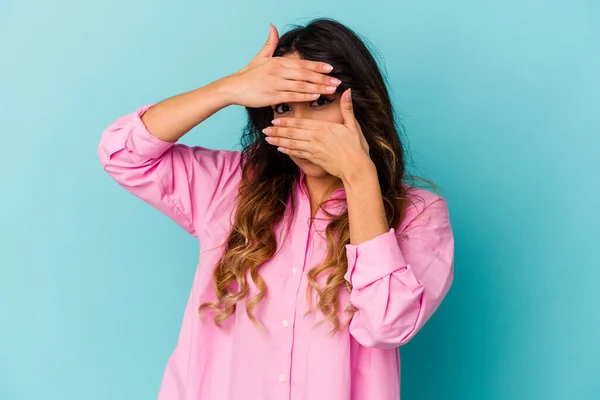 Giovane Donna Messicana Isolata Sfondo Blu Lampeggia Alla Fotocamera Attraverso — Foto Stock