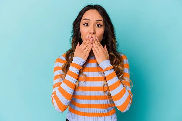 Jeune Femme Mexicaine Isolée Sur Fond Bleu Choquée Couvrant Bouche — Photo