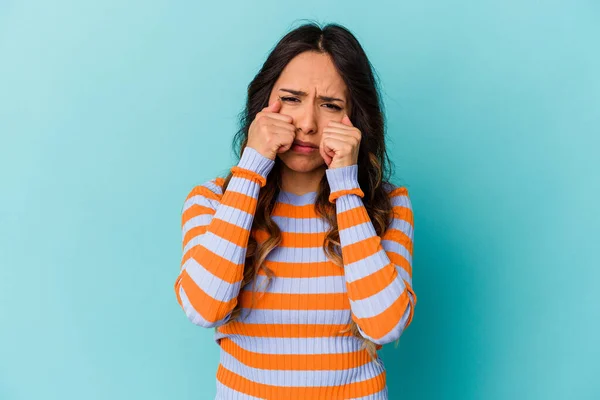 Joven Mexicana Aislada Sobre Fondo Azul Lloriqueando Llorando Desconsoladamente —  Fotos de Stock