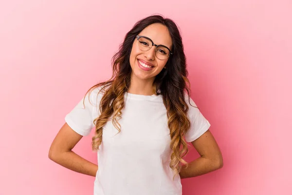 Молода Мексиканка Ізольована Рожевому Тлі Щаслива Усміхнена Весела — стокове фото