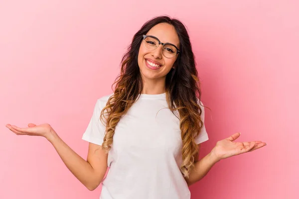 Joven Mexicana Aislada Sobre Fondo Rosa Mostrando Una Expresión Bienvenida — Foto de Stock