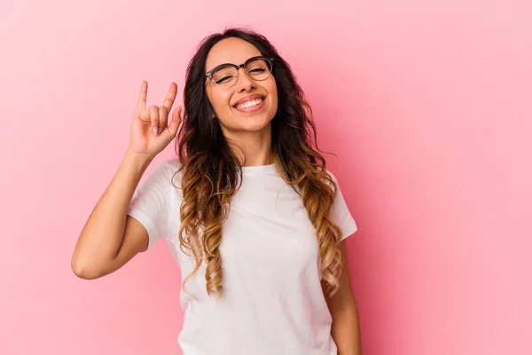 Jeune Femme Mexicaine Isolée Sur Fond Rose Montrant Geste Cornes — Photo