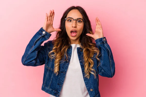 Joven Mexicana Aislada Sobre Fondo Rosa Celebrando Una Victoria Éxito — Foto de Stock