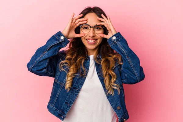 Jonge Mexicaanse Vrouw Geïsoleerd Roze Achtergrond Tonen Oke Teken Ogen — Stockfoto