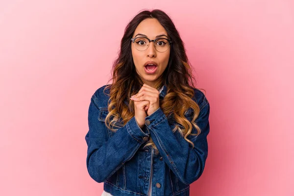 Mulher Mexicana Jovem Isolado Fundo Rosa Orando Por Sorte Espantado — Fotografia de Stock