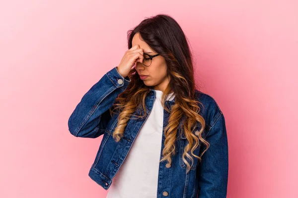 Mujer Mexicana Joven Aislada Sobre Fondo Rosa Con Dolor Cabeza —  Fotos de Stock