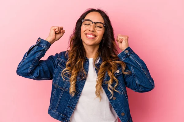 Joven Mexicana Aislada Sobre Fondo Rosa Celebrando Una Victoria Pasión — Foto de Stock