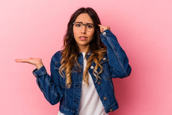 Joven Mexicana Aislada Sobre Fondo Rosa Sosteniendo Mostrando Producto Mano —  Fotos de Stock