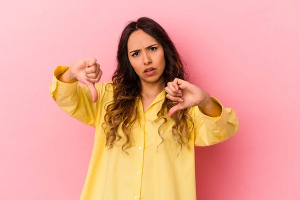 Joven Mexicana Aislada Sobre Fondo Rosa Mostrando Pulgar Hacia Abajo —  Fotos de Stock