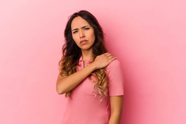 Ung Mexikansk Kvinna Isolerad Rosa Bakgrund Med Axel Smärta — Stockfoto