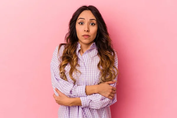 Young Mexican Woman Isolated Pink Background Shrugs Shoulders Open Eyes — Stock Photo, Image