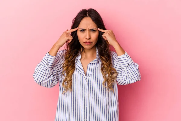 Jonge Mexicaanse Vrouw Geïsoleerd Roze Achtergrond Gericht Een Taak Houden — Stockfoto